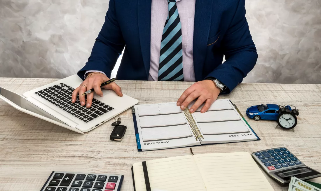 businessman-working-office-with-business-graphs-laptop-notepad(2)